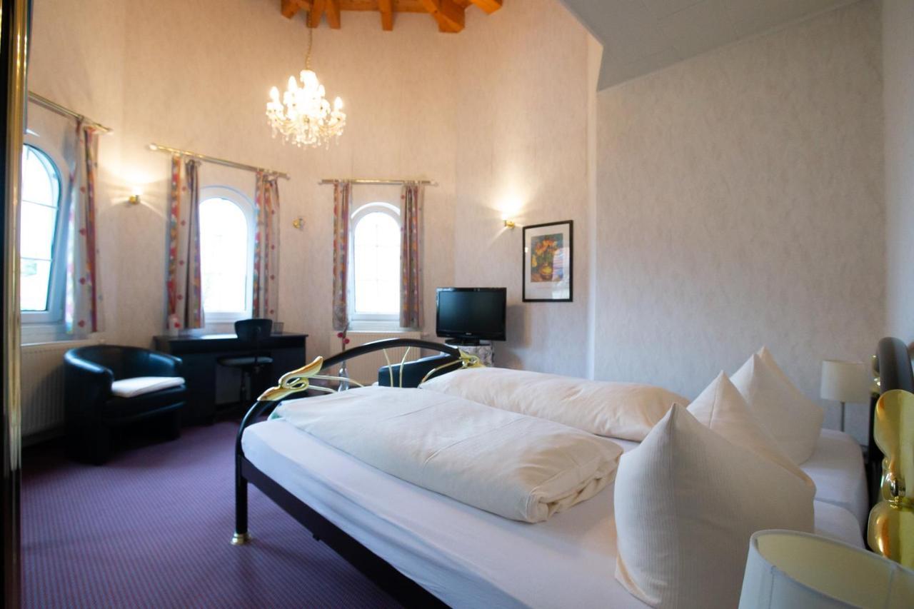 Hotel Schlosshof Dolgesheim Exterior photo