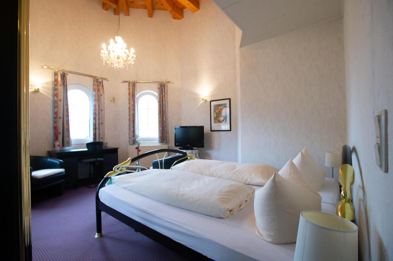 Hotel Schlosshof Dolgesheim Exterior photo